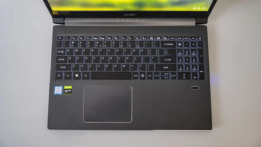 Bàn phím Acer Aspire 7 với đèn nền trắng, phím số đầy đủ, cảm giác gõ thoải mái.