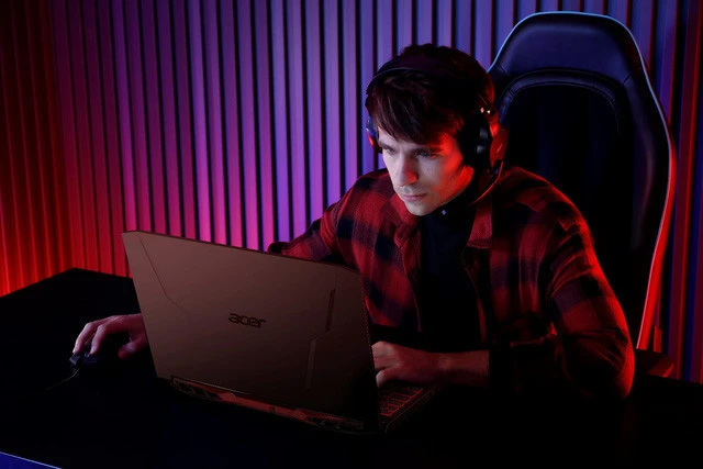 Laptop Acer Nitro 5 với thiết kế hầm hố, màn hình 144Hz và hệ thống tản nhiệt CoolerBoost.