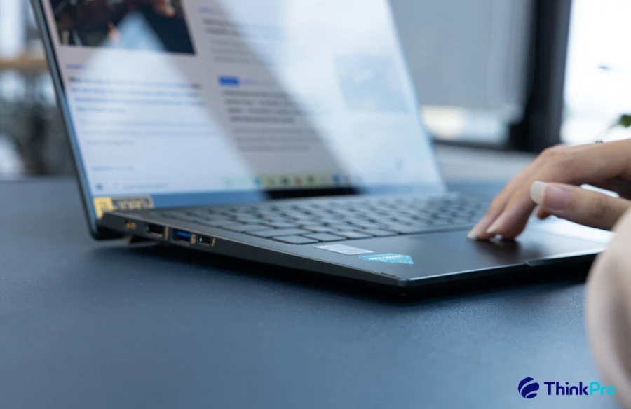 Acer Swift 5 màu Mist Green với điểm nhấn vàng đồng và màu Safari Gold sang trọng