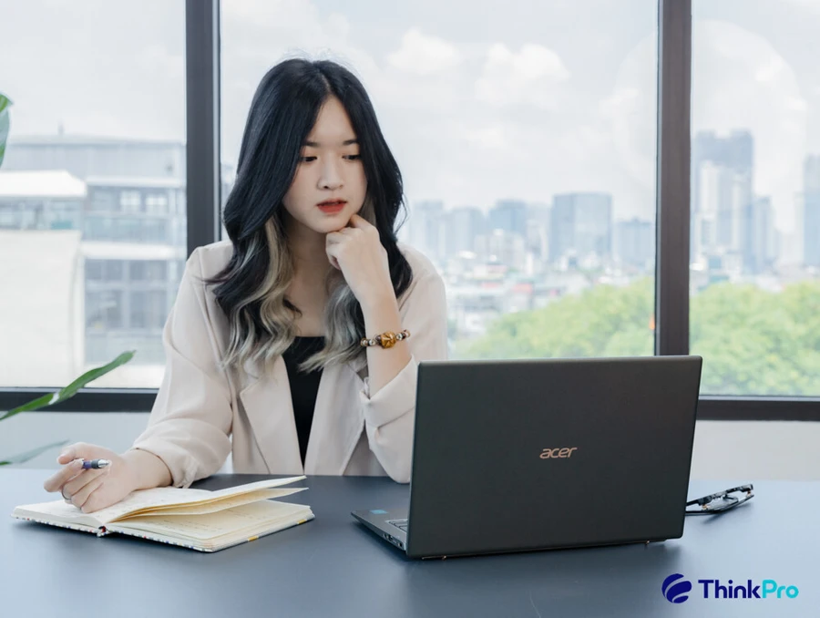 Acer Swift 5 màu Mist Green với logo Swift nổi bật ở phần gáy.