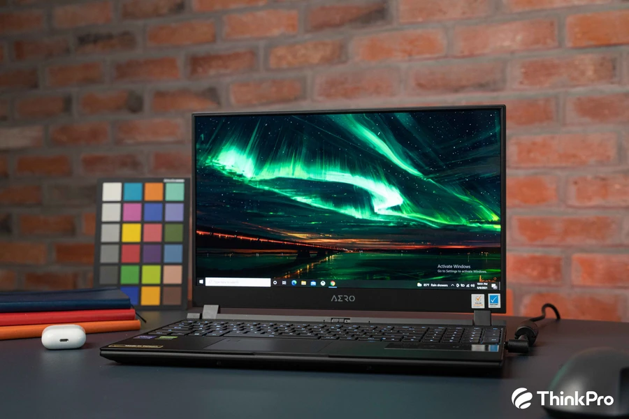 Laptop GIGABYTE AERO 15XD với màn hình AMOLED 4K, CPU Intel Core i7 và card đồ họa NVIDIA RTX 3000.