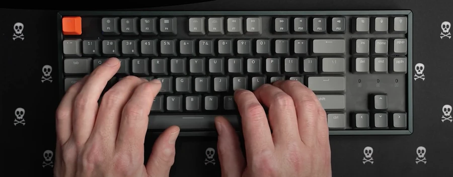 Bàn phím cơ Keychron K8 với tính năng hot swap cho phép thay đổi switch dễ dàng.