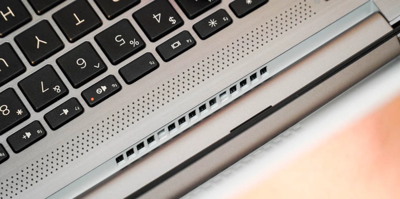 HP 340s G7: Cạnh trái có khe thẻ nhớ SD, đèn. Cạnh phải có cổng nguồn, HDMI, 2 USB, USB-C, jack 3.5mm.