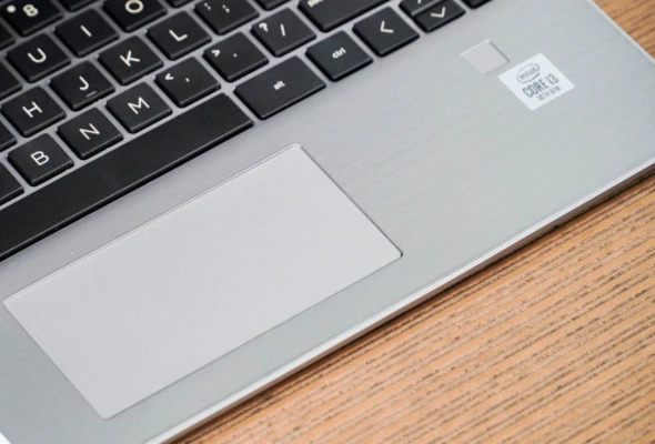 Touchpad chính xác và cảm biến vân tay trên laptop HP 340s G7
