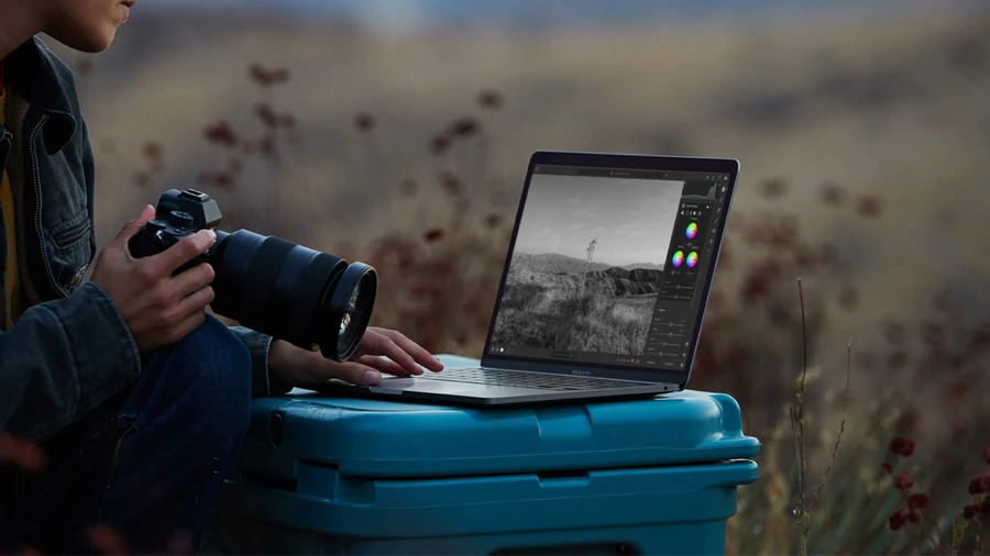 MacBook M1 chạy Photoshop, minh họa sự cải thiện hỗ trợ phần mềm Native.