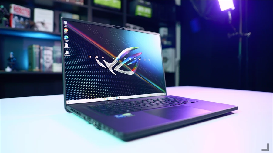 Laptop ASUS ROG Zephyrus M16 màu xám với logo Republic of Gamers và họa tiết chấm CNC trên mặt lưng.