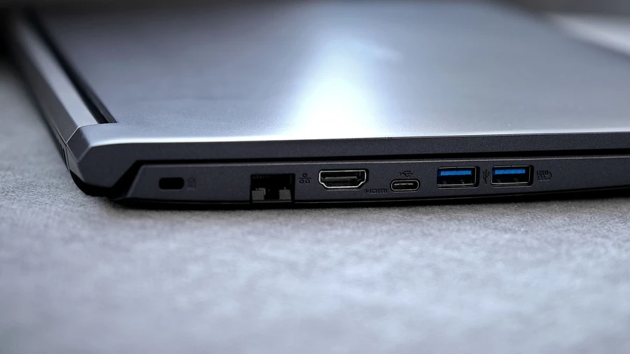 Cổng kết nối và màn hình Acer Gaming Aspire 7