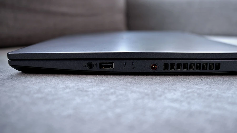Cạnh trái laptop Acer Gaming Aspire 7 có cổng USB-A, USB-C, LAN và HDMI