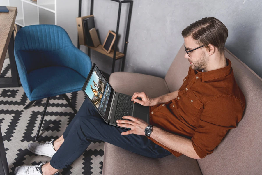 Laptop Dell Vostro 14 3400 với màn hình sáng