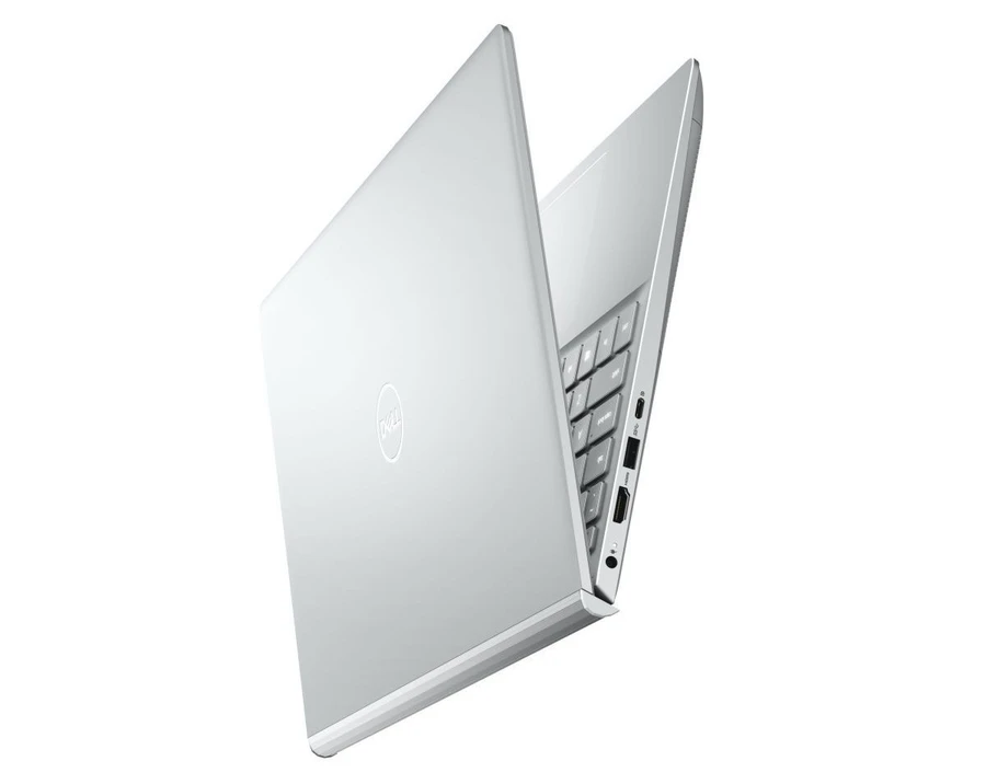 Dell Inspiron 7501 với nhiều cổng kết nối: USB 3.1, USB-C Thunderbolt 3, HDMI, thẻ nhớ micro SD, tai nghe, sạc.