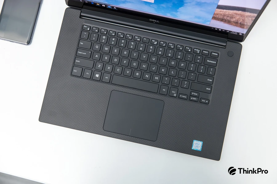 Bàn phím và touchpad lớn của laptop Dell XPS 15 7590
