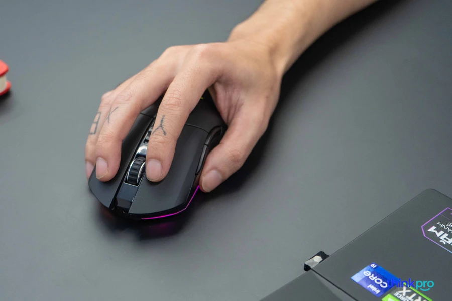 Chuột DareU EM901X RGB trên dock sạc