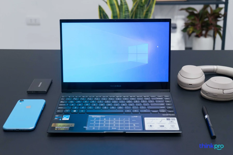 ZenBook Flip UX363 OLED hiển thị rõ nét lịch làm việc và tin tức sáng.