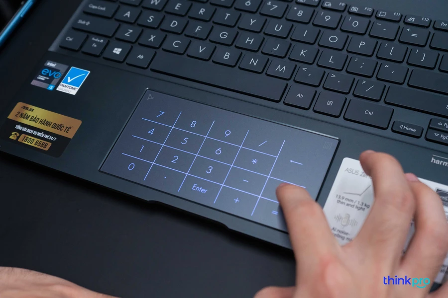 ASUS ZenBook Flip UX363 OLED gập thành tablet để xem và tương tác với đối tác.