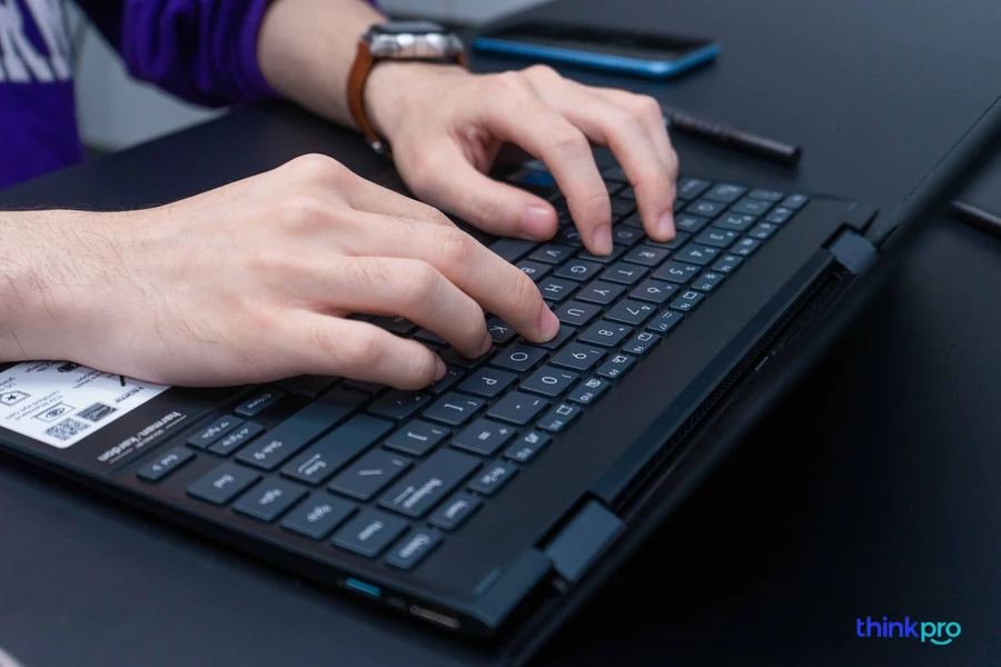 Bàn phím laptop ZenBook UX363 OLED có hành trình phím sâu, khoảng cách phím hợp lý và cơ chế ErgoLift nâng khung phím.