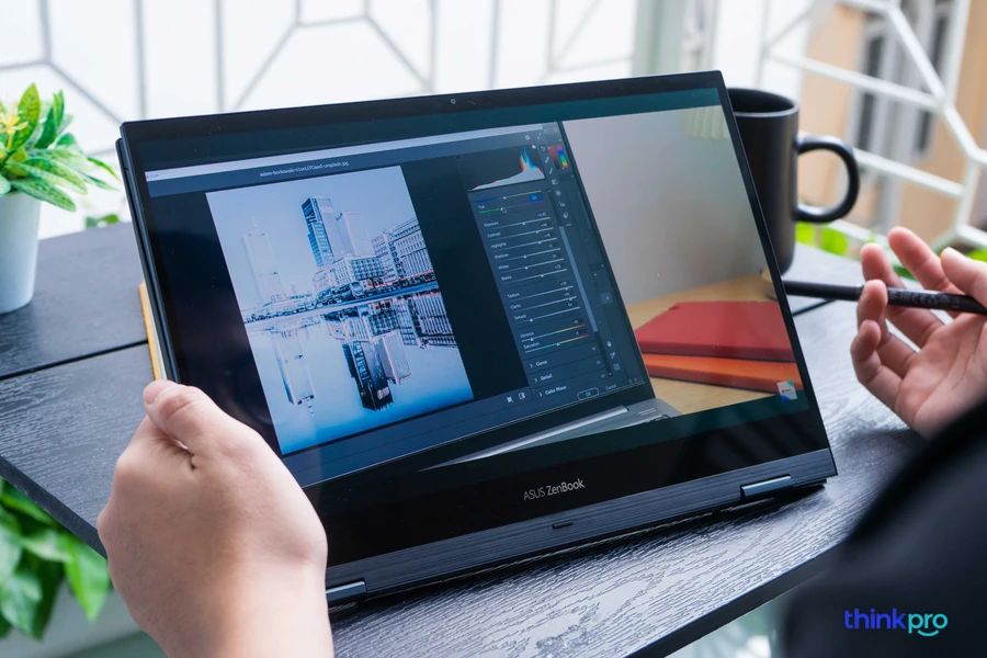 ASUS ZenBook Flip UX363 OLED gập lại thành tablet để xem và tương tác với đối tác.