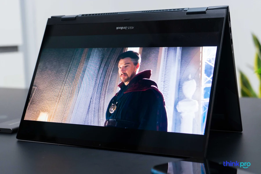 Laptop 2-in-1 dạng túp lều xem Netflix màn OLED.