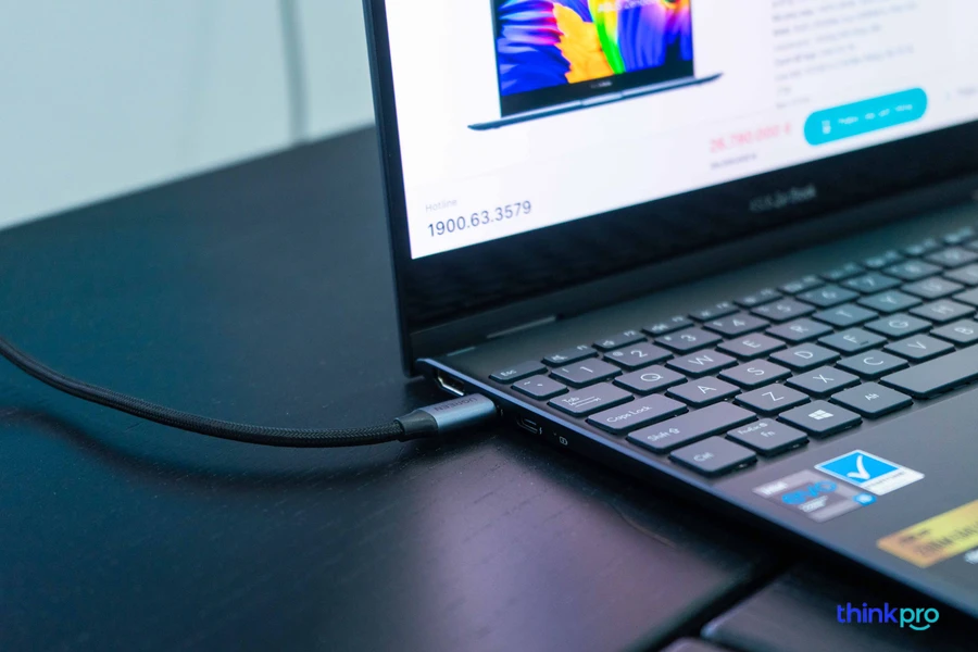 Laptop ZenBook Flip UX363 OLED kết nối màn hình lớn qua cổng Thunderbolt 4 để thuyết trình.