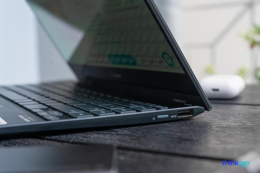 ZenBook Flip UX363 OLED với các cổng kết nối Thunderbolt 4, HDMI, USB-A, LAN và jack tai nghe.