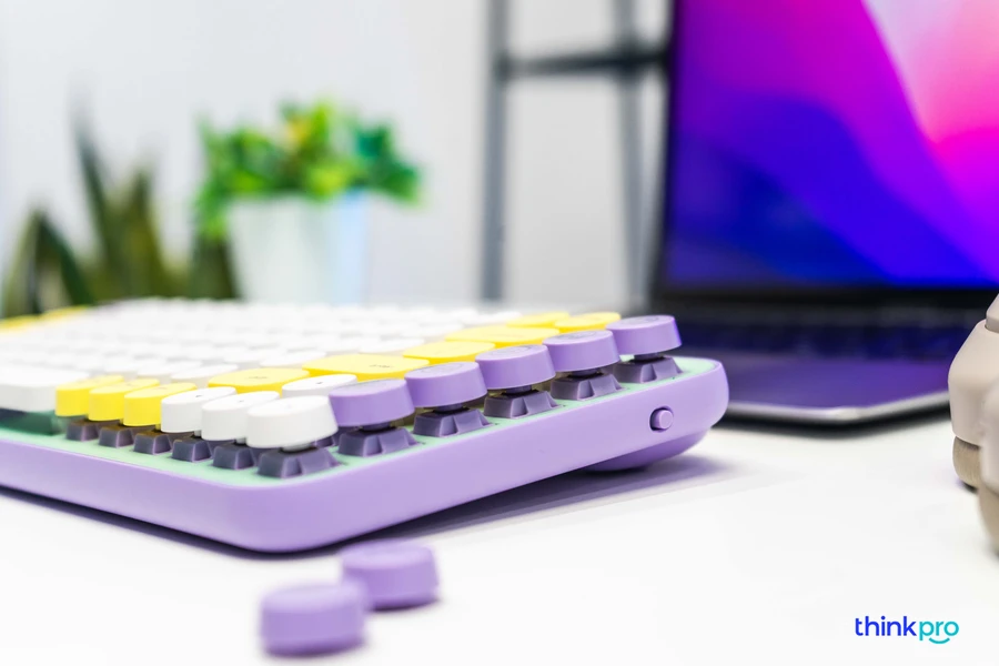 Bàn phím Logitech POP Keys màu hồng với các phím tròn, thiết kế hoài cổ.