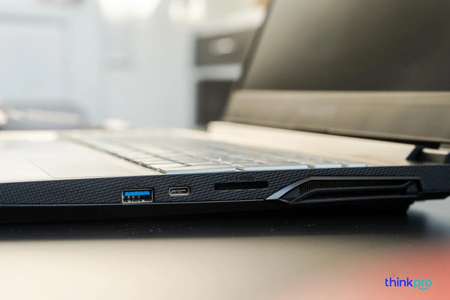 Cổng kết nối phía sau laptop GIGABYTE Gaming G5 MD, bao gồm nguồn, USB, HDMI, LAN và khe thẻ SD.