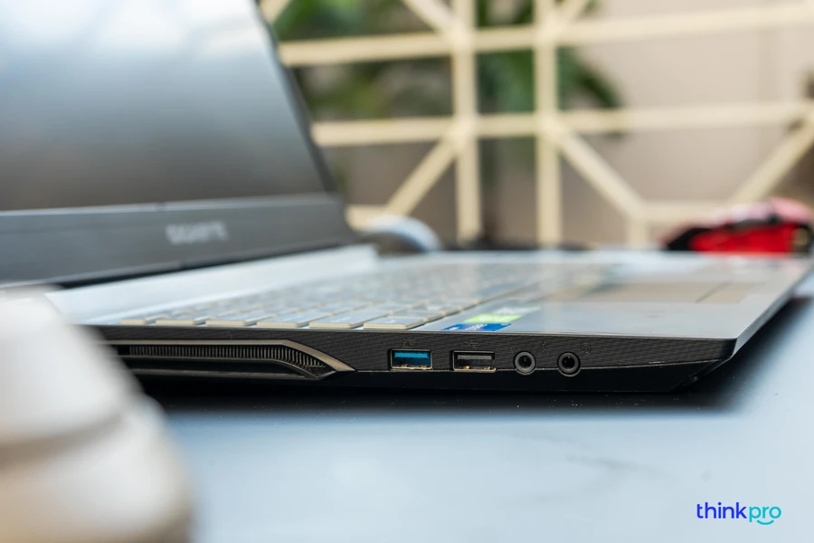 Cổng kết nối phía sau laptop GIGABYTE Gaming G5 MD
