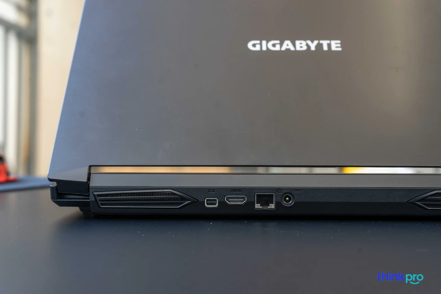Cổng kết nối phía sau laptop GIGABYTE Gaming G5 MD, bao gồm nguồn, USB, HDMI, LAN và jack tai nghe.