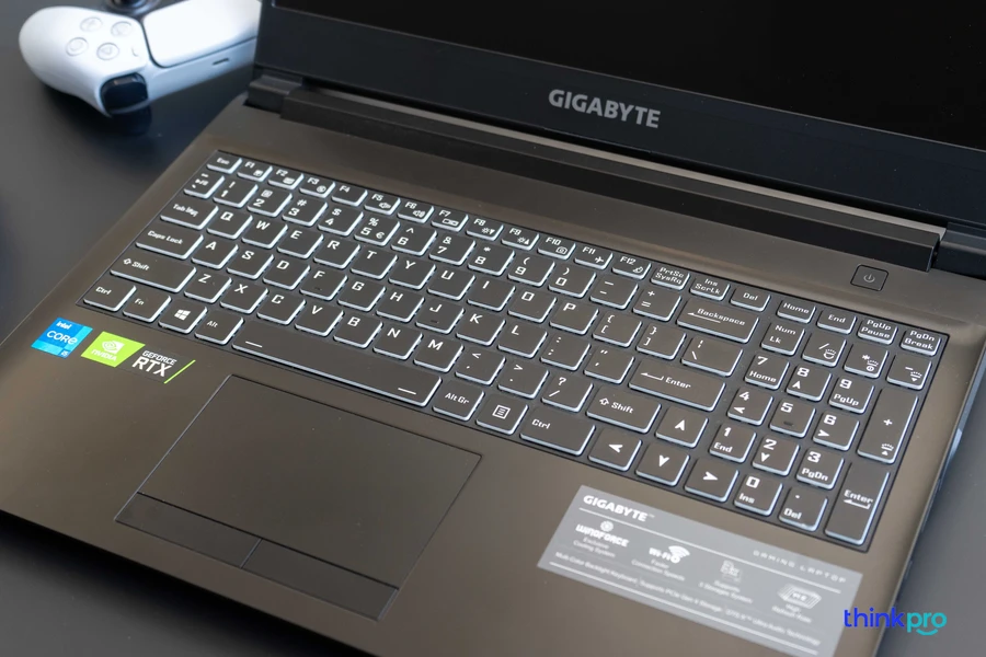 Bàn phím và touchpad laptop Gigabyte, phím sâu nảy, touchpad di thích tay có nút cứng rời.