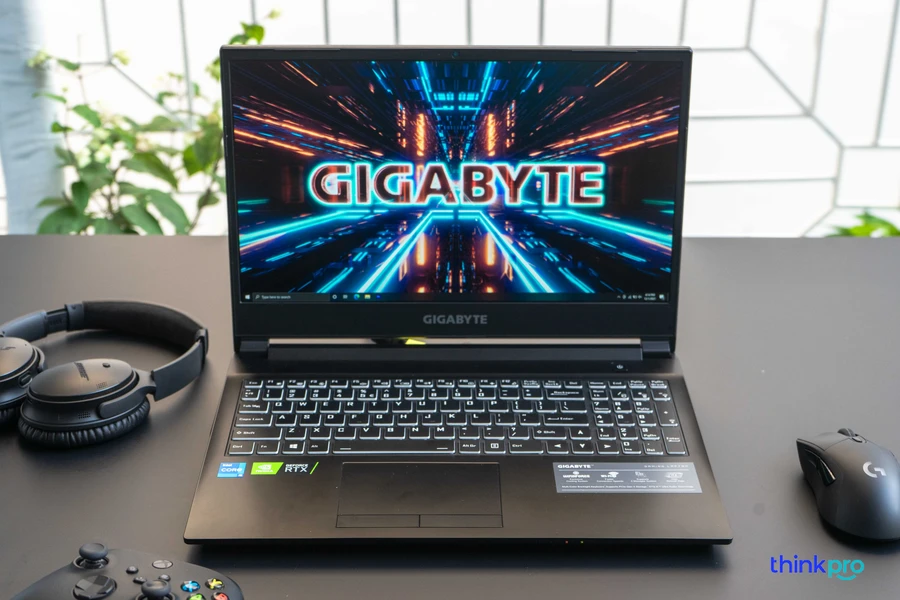 Laptop GIGABYTE Gaming G5 MD với thiết kế gaming truyền thống, vỏ nhựa, họa tiết giả carbon.