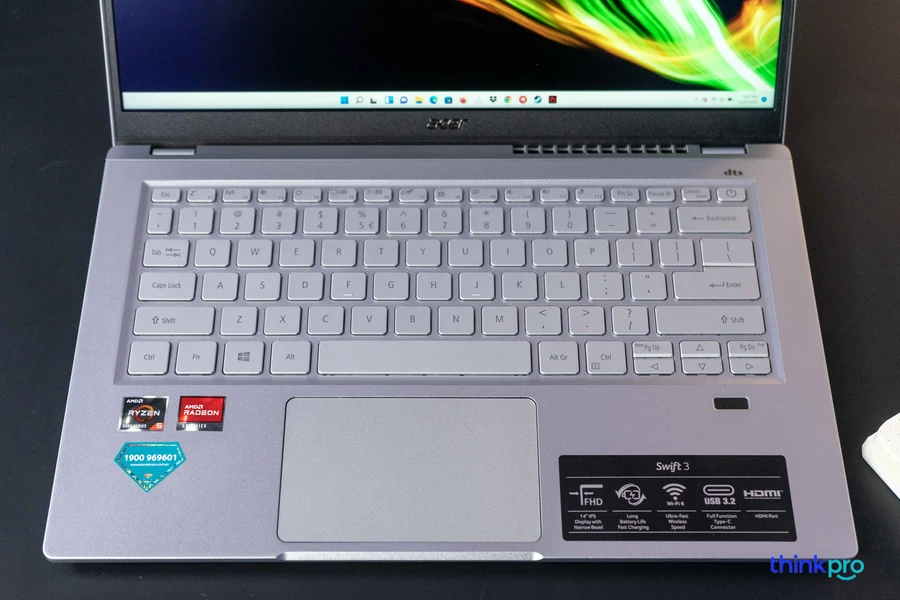 Bàn phím màu trắng bóng nổi bật trên laptop Acer, có đèn nền đơn sắc.