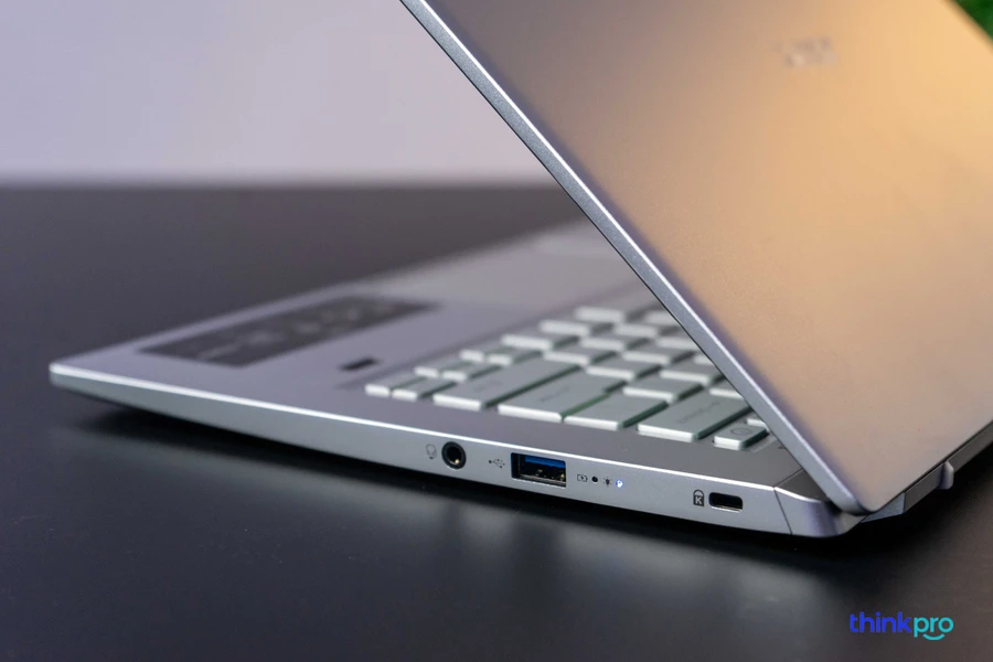 Cạnh trái laptop Acer Swift 3 14 2021 với cổng USB-A, USB 4 và HDMI