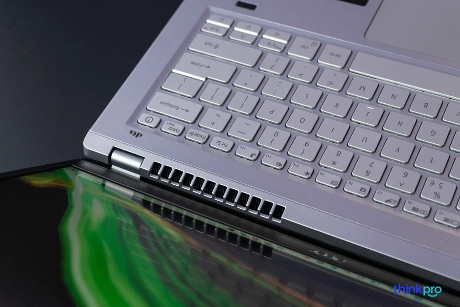Khe thoát gió lớn dưới màn hình laptop Acer Swift 3 14 2021