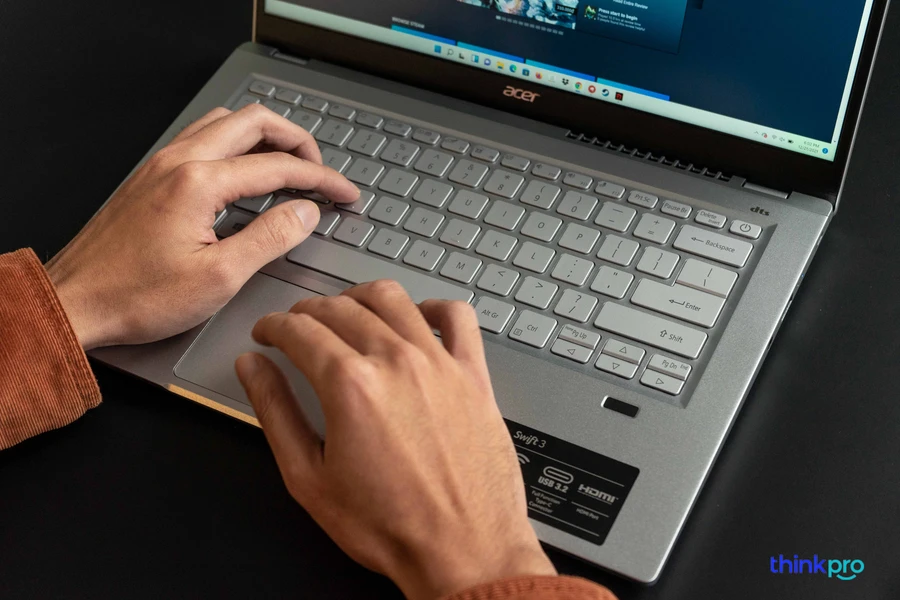 Laptop đang sạc nhanh, hiển thị thời lượng pin ước tính 3.5-4h sử dụng.