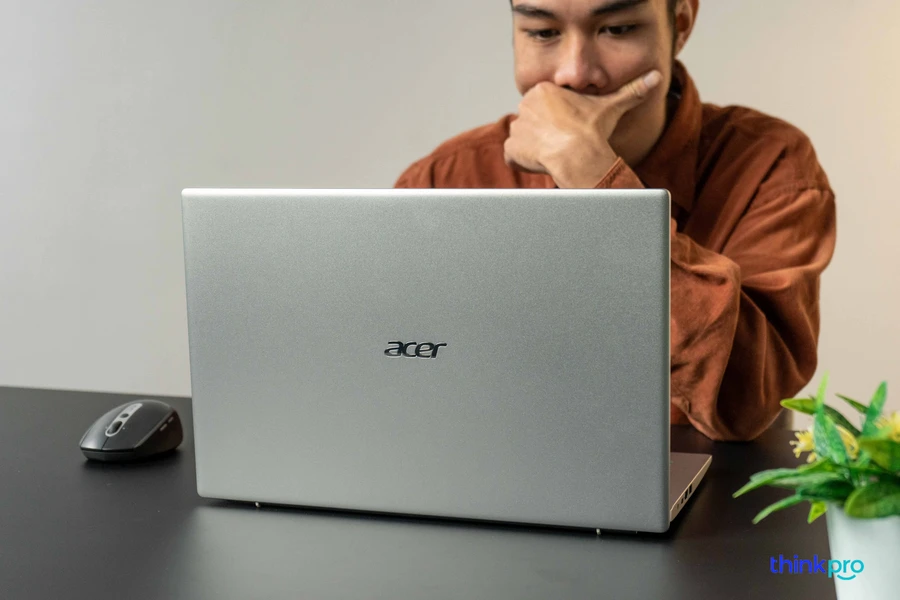 Bàn phím laptop Acer Swift 3 màu trắng nổi bật trên nền bạc