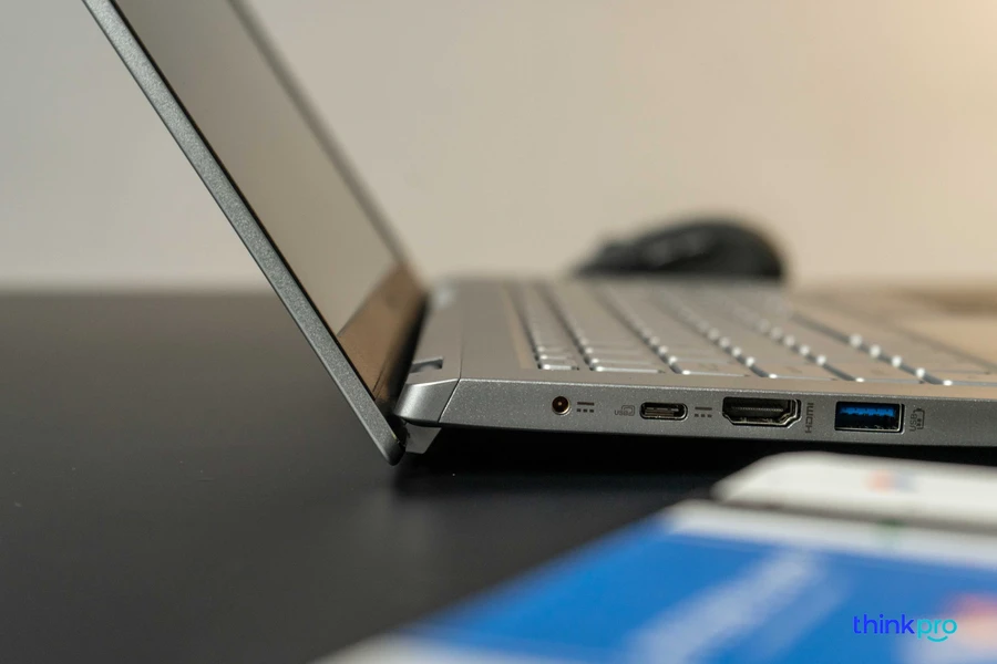 Bản lề nâng laptop cho góc gõ thoải mái, khe thoát gió lớn thổi vào viền màn hình