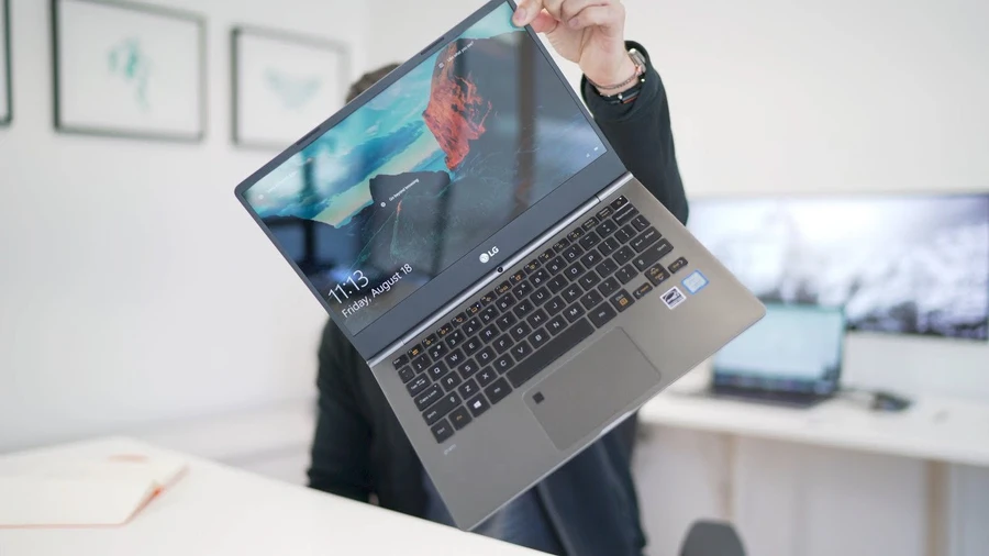 LG Gram 13 Ultrabook siêu nhẹ dưới 1kg, vỏ hợp kim magnesium cao cấp.