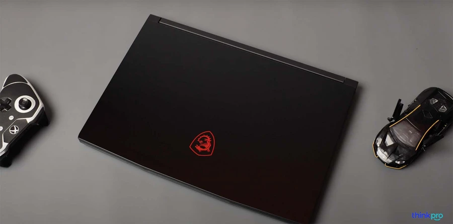 MSI GF63 mỏng nhẹ, chắc chắn, logo gaming in chìm màu đỏ