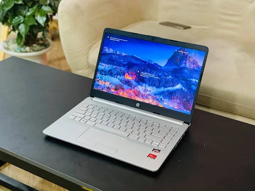 Cạnh máy HP 14s với nhiều cổng kết nối và khe thẻ SD