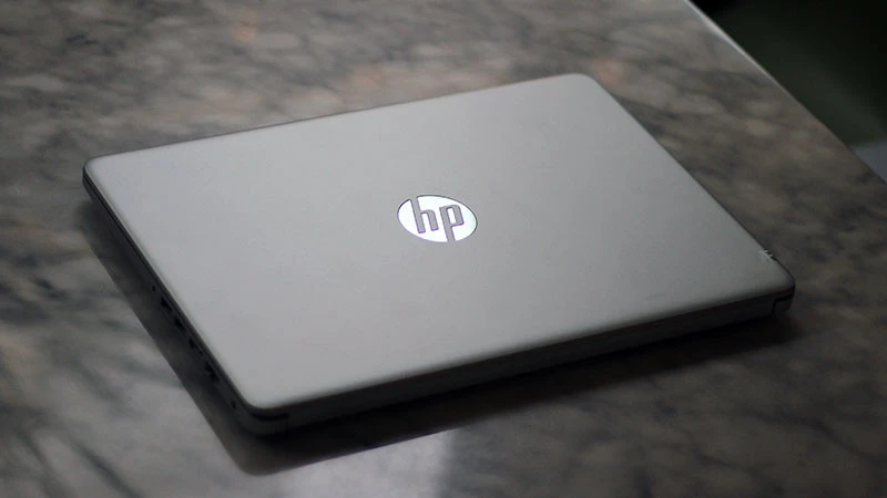 Laptop HP 14s Intel mỏng nhẹ, bền bỉ với thiết kế thời trang, logo nhôm bóng