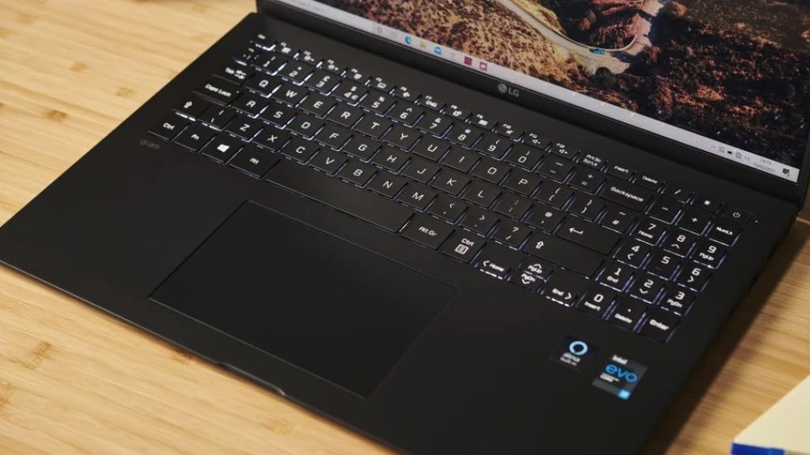 Bàn phím LG Gram 16 2021 với hành trình gõ cải thiện, keycap lớn, đèn nền hai cấp độ.