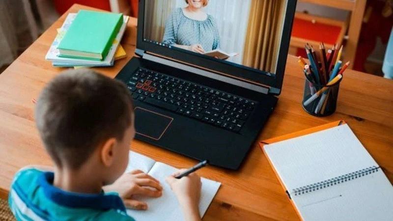 Phụ huynh cân nhắc trang bị laptop cho con em để làm quen với công nghệ.