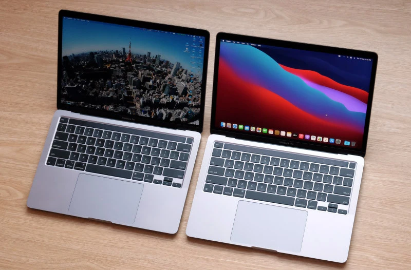 MacBook Pro và MacBook Air hiển thị màn hình giống nhau, Pro sáng hơn.
