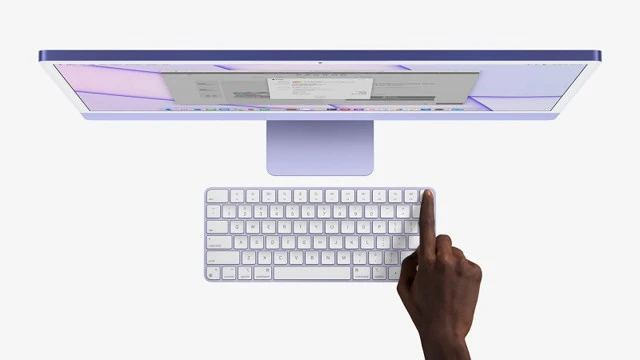 iMac M1 màu xanh dương, hiển thị màn hình chính và bàn phím có Touch ID