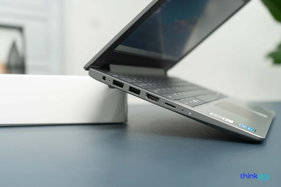 Lenovo IdeaPad 1 với CPU Intel Pentium Silver N5030, 4GB RAM, SSD 256GB, pin 5-7 tiếng