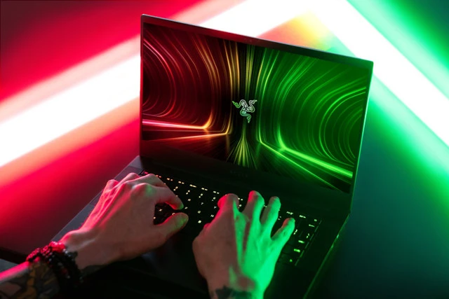 Viền màn hình mỏng hai bên và touchpad kính của Razer Blade 14 AMD