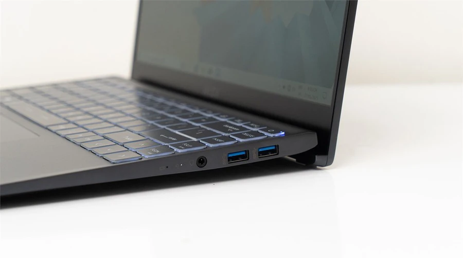 MSI Modern 14 B10 với card đồ họa Intel UHD 620, cổng kết nối đa dạng.