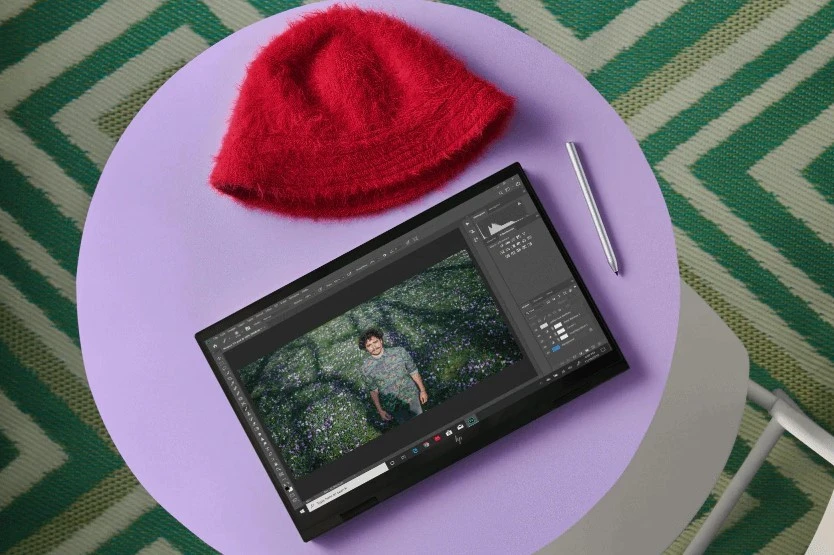 Người dùng sử dụng bút stylus trên màn hình laptop 2-in-1 để ghi chú và tương tác.