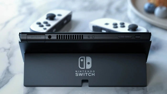 Nintendo Switch OLED với cổng LAN mới thay thế cổng USB phía sau