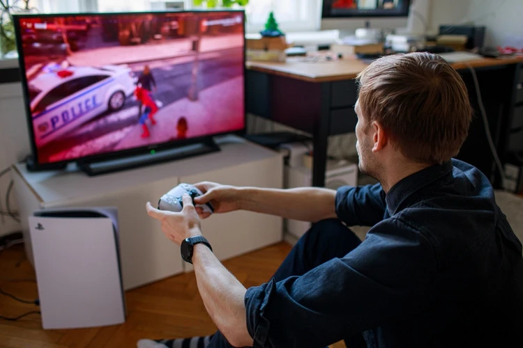 PlayStation 5 với cấu hình mạnh mẽ, đồ họa 4K 120 FPS và Ray Tracing.