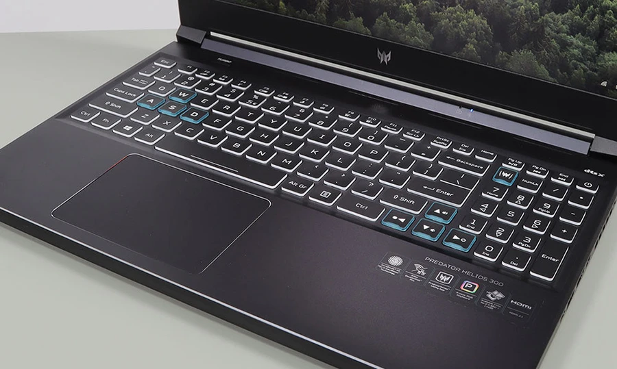 Bàn phím Acer Predator Helios 300 2021 với keycap dày, LED 4 vùng và phím Turbo.